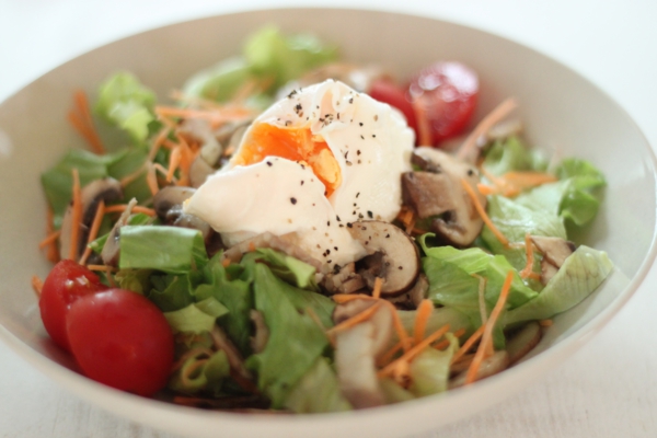 きのことポーチドエッグのサラダ